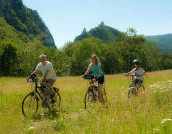 Randonnée à vélo en famille dans la Drôme, France