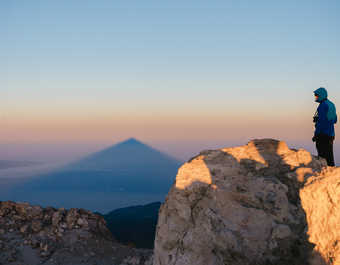 Randonneur au sommet du Teide à Ténérife au crépuscule