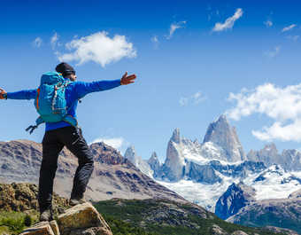 Randonneur regardant le paysage de montagne de Patagonie. Fitz Roy, Argentine.