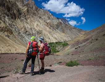 Randonneurs dans la vallée de Sumda au Ladakh en Inde Himalayenne