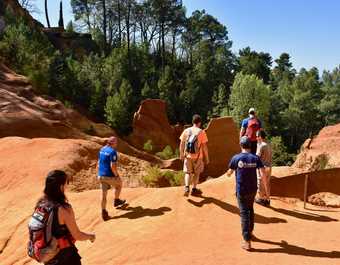 Randonneurs dans le Luberon