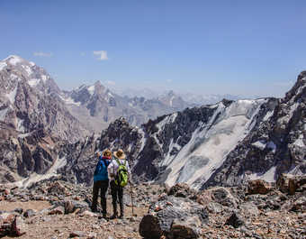 randonneurs dans les montagnes Fann vues depuis la route du col de Chimtarga, au Tadjikistan