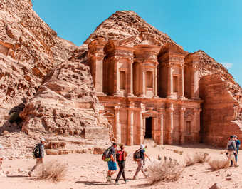 Randonneurs devant le Deir de Pétra en Jordanie
