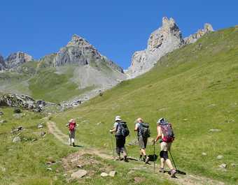 Randonneurs sur le sentier du GR10, dans les Pyrénées
