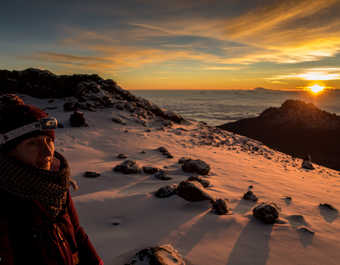 Randonneuse au sommet du Kilimandjaro au lever de=u soleil en Tanzanie