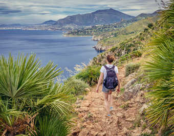 Randonneuse dans la réserve dello Zingaro en Sicile