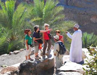 Rencontre entre voyageurs et omanais, Oman