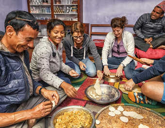 Repas partagé avec une famille, Népal