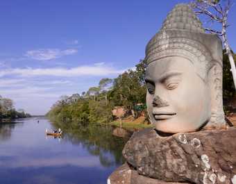 Statue de Bouddha au bord d'une rivière © Statue de Bouddha au bord d'une rivière
