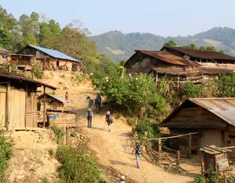 Traversée d'un village lors d'un trek au nord du Laos