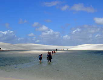 Traversée d'une lagune du désert des Lençóis Maranhenses © Traversée d'une lagune du désert des Lençóis Maranhenses