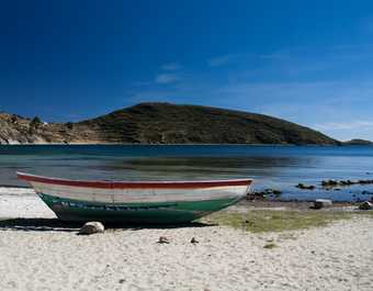 Une barque colorée sur la rive de l'île du soleil, sur le Lac Titicaca en Bolivie