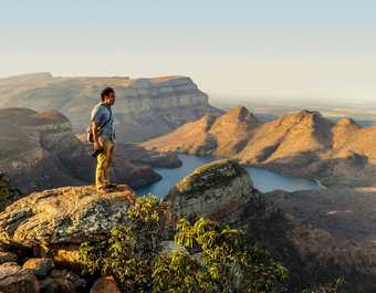 Voyageur admirant le Blyde river canyon en Afrique du Sud