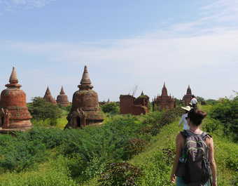 Voyageurs au milieu des temples de Bagan