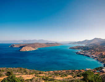 Vue panoramique sur l'île de Spinalonga dans le golf d'Elounda en Crète