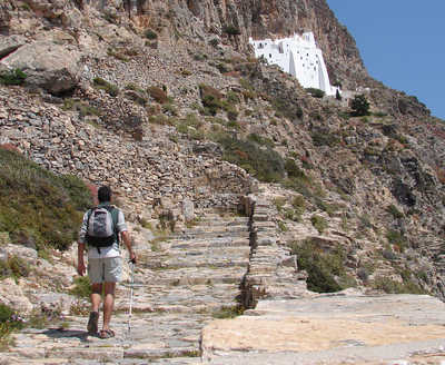 Amorgos, monastère de Panagia Chozoviotissa avec randonneur