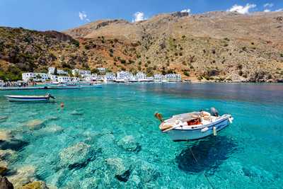 Bateau et eau turquoise à Loutro sur l’île de Crète