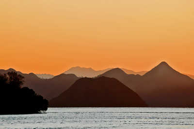 Ciel orange au crépuscule sur le Parc National de Komodo