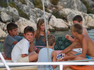 Enfants jouant aux cartes sur le pont d'un bateau
