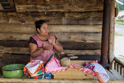 femme-qui-prepare-des-tortillas-dehors