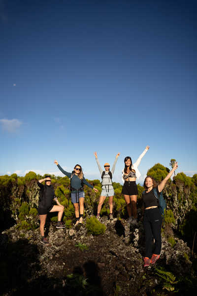 Groupe de voyageuse lors de la randonnée Rocha do Chambre sur l'île de Terceira aux Açores