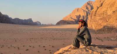 homme-local-assis-dans-le-desert
