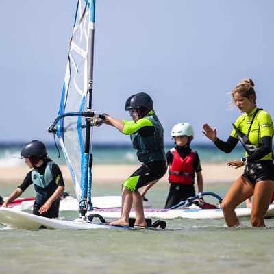 Leçons de windsurf au ION CLUB à RISCO DEL PASO, SOTAVENTO, FUERTEVENTURA