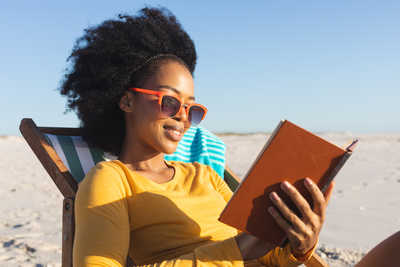 Lecture en voyage, femme qui lit