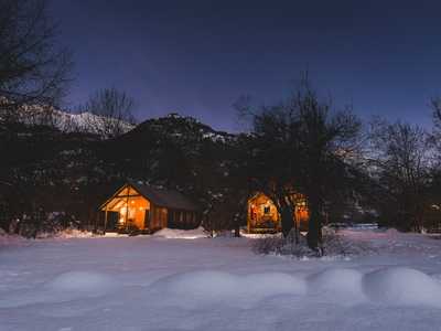 Les chalets du camping Huttopia de nuit, Vallouise, Alpes du sud