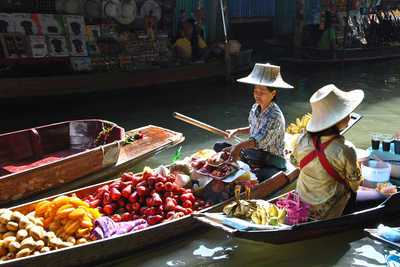 marché flottant dans des barques en Thaïlande