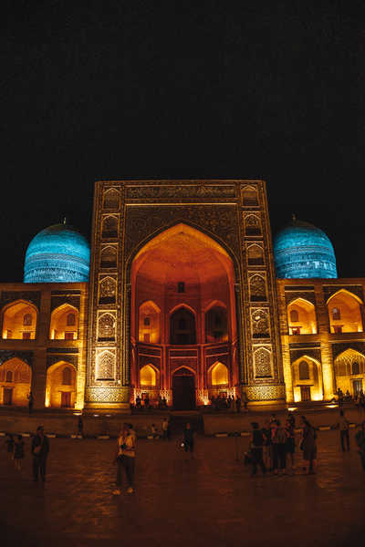 Médersa Mir-i Arab de nuit à Boukhara, Ouzbékistan