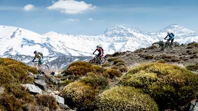 Notre partenaire en action sur du VTT en montagne - Azimut ski bike mountain
