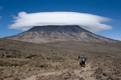 Nuage lenticulaire sur le massif du Kibo au Kilimandjaro Tanzanie