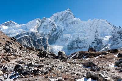 Nuptse et glacier Khumbu au Népal