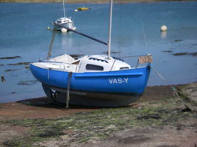 petit bateau echoué lors de la marée basse