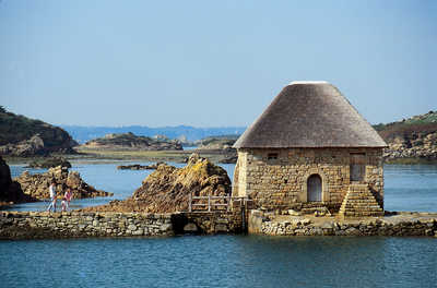 petite maison en pierre  au milieu de l'eau sur l'île de brehat