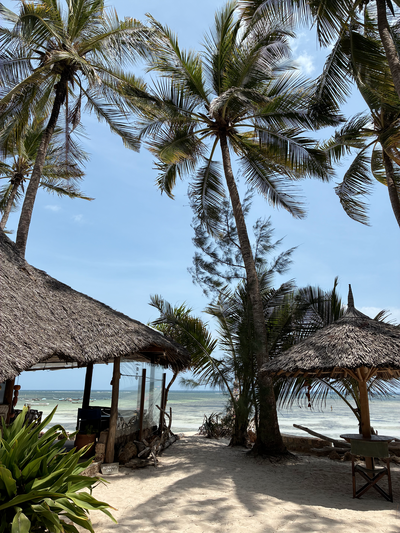 Plage d'hôtel à Msambweni, au sud de Mombasa au Kenya