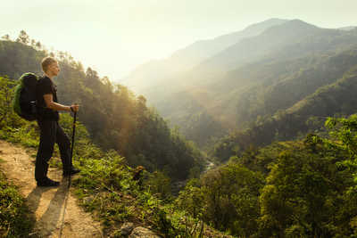 Randonneur dans les montagnes vietnamiennes
