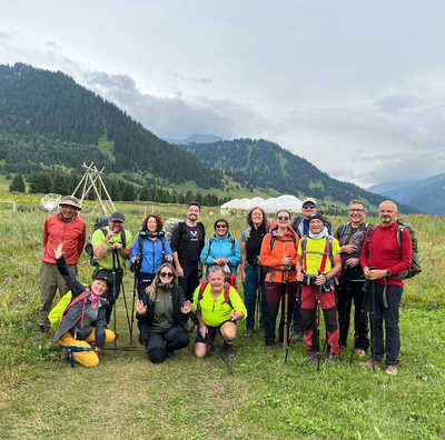 Randonneur dans une vallée au Kazakhstan