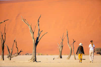 Randonneurs au Deadvlei en Namibie