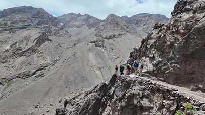 Randonneurs marchant dans le Tizi Aguelzim au Maroc