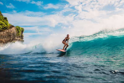 Surfeuse en Indonésie