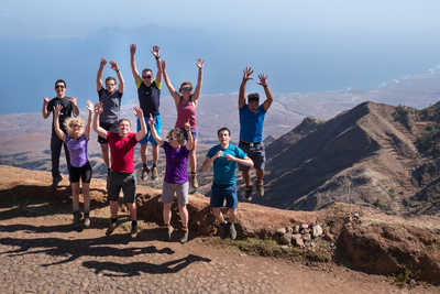 Voyageurs heureux en trek à Santo Antao