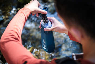 voyageuse-referme-sa-gourde-filtrante