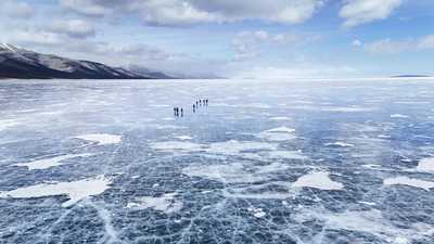 vue-aerienne-de-randonneurs-sur-un-lac-gele