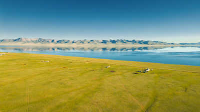 Vue aérienne de Song Kul, lac dans les montagnes du Tian Shan au Kirghizistan