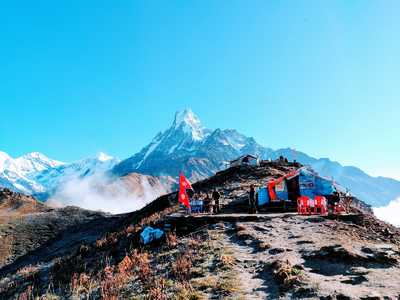 Vue du base camp du Mont Mardi Himal avec derrière le Machapuchare