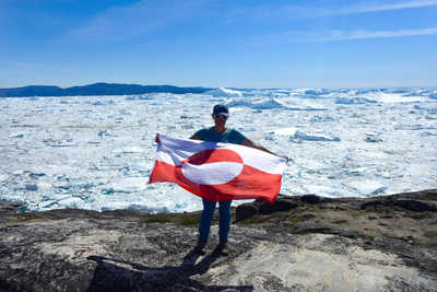 Alisson Guillôme face à l'icefjord, Groenland - © Guillôme Alisson Alisson Guillôme face à l'icefjord, Groenland