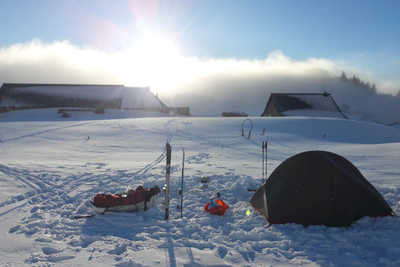 Camp de base dans les Alpes en hiver