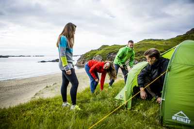 Camp en Norvège dans les îles Lofoten - © Christensen Christian Camp en Norvège dans les îles Lofoten